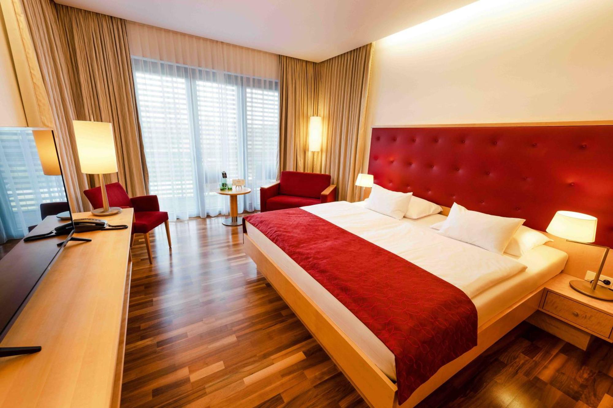 Therme Laa - Hotel & Silent Spa ลาอันเดอร์ธายา ภายนอก รูปภาพ