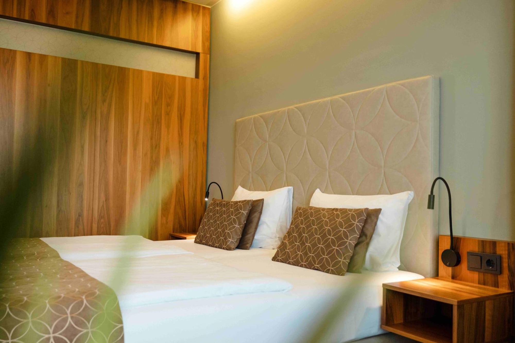 Therme Laa - Hotel & Silent Spa ลาอันเดอร์ธายา ภายนอก รูปภาพ