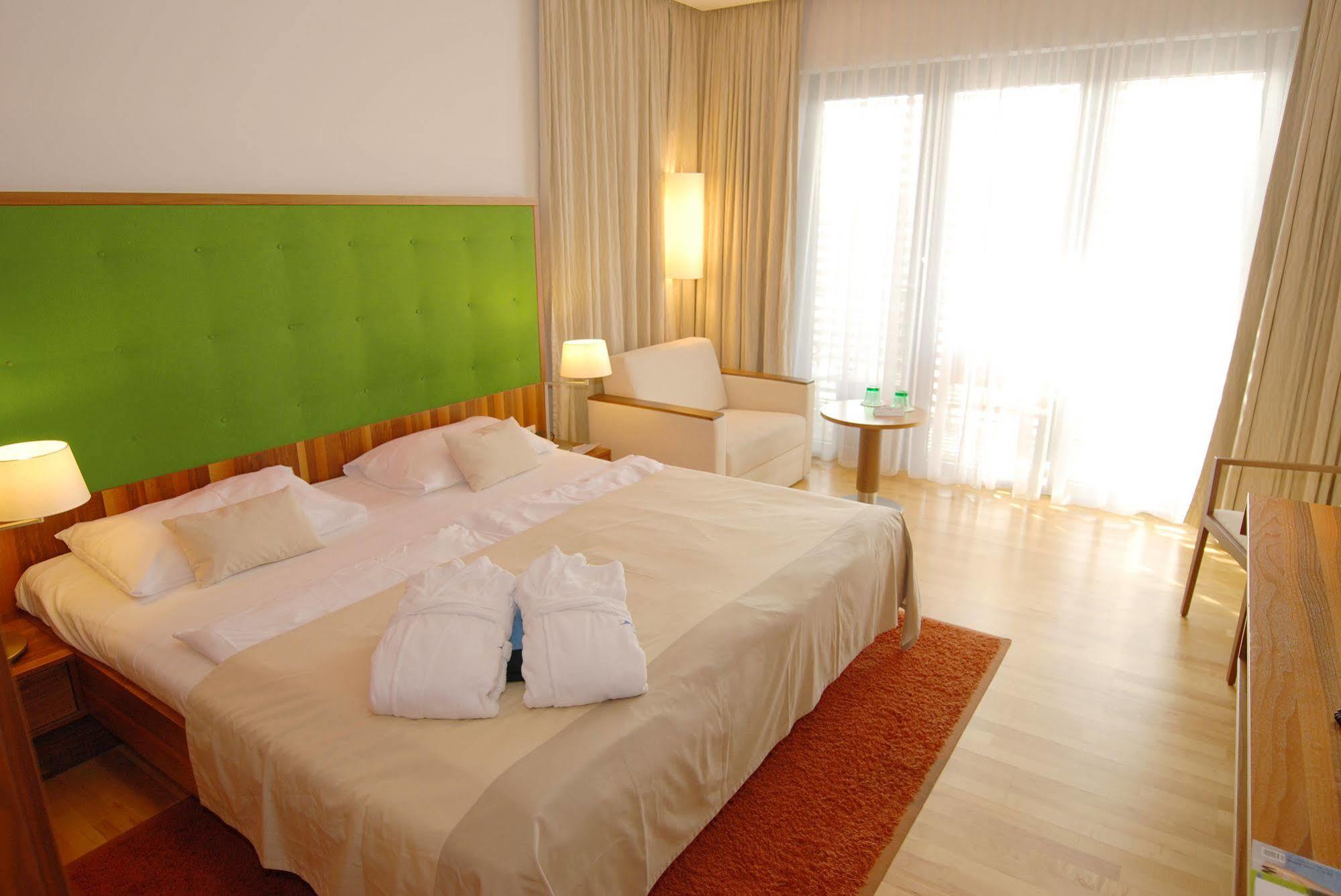 Therme Laa - Hotel & Silent Spa ลาอันเดอร์ธายา ภายนอก รูปภาพ